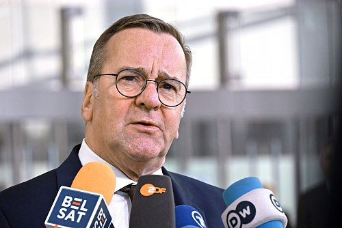 Zur Frage eines möglichen deutschen Truppeneinsatzes zur Absicherung eines künftigen Waffenstillstands wollte sich Pistorius weiter nicht äußern. - © Anna Ross/dpa