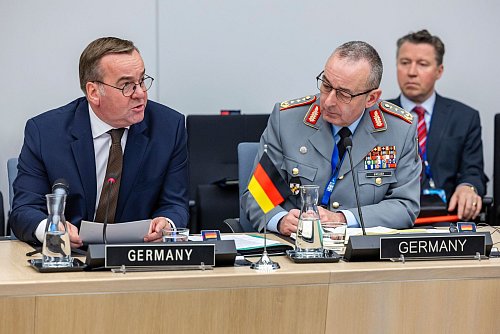«Wir brauchen eine militärisch starke Ukraine», sagt Verteidigungsminister Boris Pistorius (l). - © Geert Vanden Wijngaert/AP/dpa