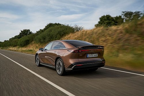Ab 90 km/h fährt der Heckspoiler aus - und verstellt endgültig jeglichen Rückblick durch die Heckscheibe. - © Mazda/dpa-tmn