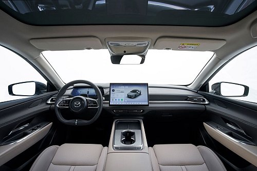 Ein großer Touchscreen zieht den Blick zwar auf sich. Aber im Innenraum des Mazda 6e gibt auch noch viele Tasten. - © Mazda/dpa-tmn