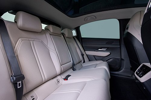 Kein Mangel an Beinfreiheit: Im Fond der fast fünf Meter langen Limousine ist ausreichend Platz. - © Mazda/dpa-tmn