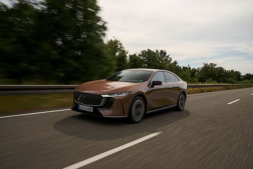 Der Mazda 6e sieht auf den ersten Blick nicht wie das typische E-Auto dieser Zeit aus. - © Mazda/dpa-tmn
