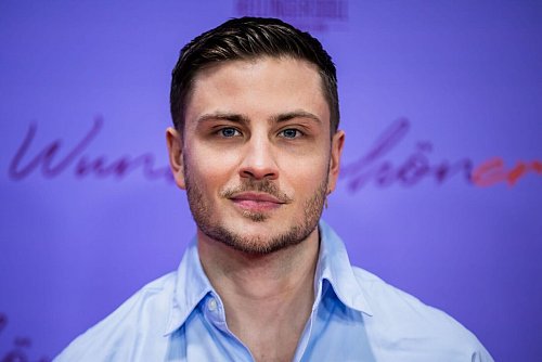Schauspieler Jannik Schümann liest nicht nur gerne Drehbücher. (Archivbild) - © Christoph Soeder/dpa