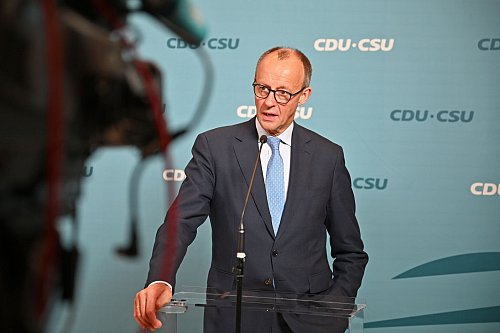 CDU-Chef Friedrich Merz zeigt sich am Ende zufrieden mit dem Wahltermin - © Anna Ross/dpa