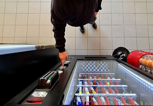 Schachtel auf Knopfdruck: Mystery Boxen gibt es auch am Automaten. - © Pia Bayer/dpa/dpa-tmn