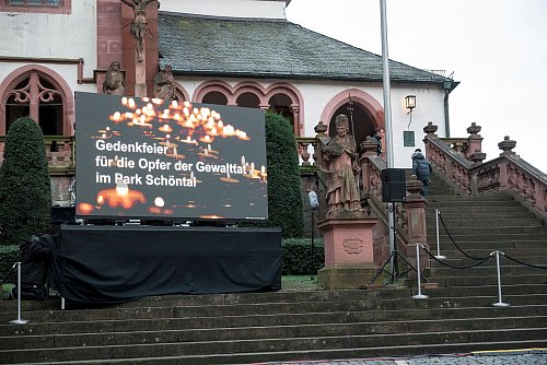 Die Gedenkfeier wurde per Leinwand übertragen - © Daniel Vogl/dpa
