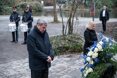 Söder und Faeser besuchten den Tatort. - © Daniel Vogl/dpa