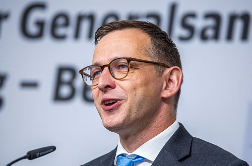 Der bisherige Chef bleibt im Amt. - © Jens Büttner/dpa