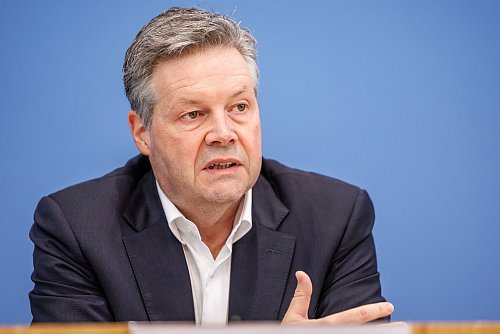 Dirk Rompf will den Chefposten bei Bahn-InfraGo nicht mehr antreten. (Archivbild) - © Andreas Gora/dpa