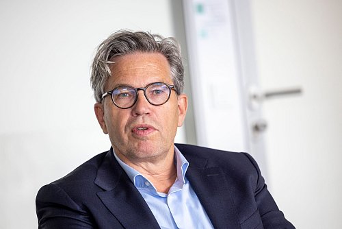 Der Vodafone-Manager Marcel de Groot rät zu Vorsicht. - © Thomas Banneyer/dpa