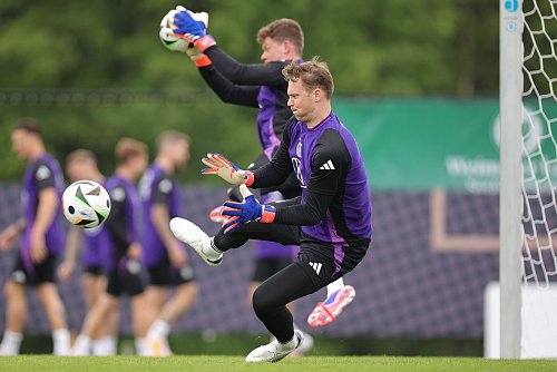 Was wird aus Manuel Neuer (vorne)? Was aus Alexander Nübel? - © Christian Charisius/dpa
