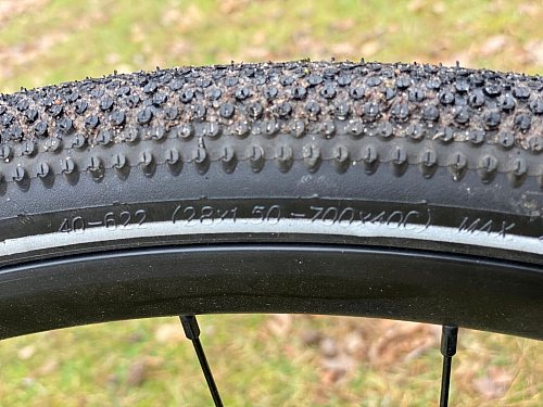 Das E-Strada ist ein «28er»: Das Profil verspricht Grip auch im leichten Gelände, obwohl das Modell für glatten Grund gedacht ist. - © Stefan Weißenborn/dpa-tmn