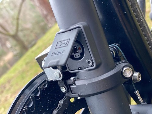 Plug & load: Über diese Buchse fließt Strom in den Akku. Weil dieser aber fest verbaut ist, muss das ganze Rad zur Steckdose. - © Stefan Weißenborn/dpa-tmn