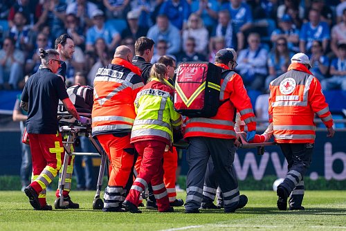Unions Leite musste mit einer Trage vom Feld gebracht werden. - © David Inderlied/dpa