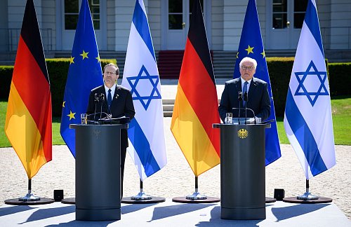 Die Präsidenten Deutschlands und Iraels, Steinmeier und Herzog, berichten in einer Pressekonferenz über ihr Gespräch. - © Bernd von Jutrczenka/dpa