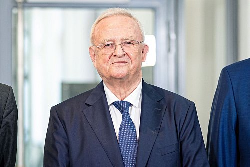 In seiner ersten Einlassung als Angeklagter vor Gericht wies Ex-Vorstandschef Winterkorn die Vorwürfe gegen ihn erneut zurück und sah seine erfolgreiche Karriere durch die Dieselaffäre beschädigt. - © Moritz Frankenberg/dpa