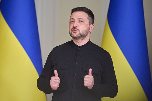 Selenskyj wertet die vopn Trump vermittelte Vereinbarung für eine Waffenruhe in Nahost als Erfolg. (Archivbild) - © Efrem Lukatsky/AP/dpa