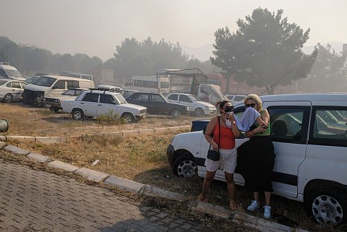 Mehrere Dörfer und Viertel wurden vorsorglich evakuiert. - © Murat Kocabas/SOPA Images via ZUMA Press Wire/dpa