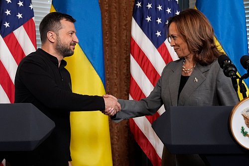 Harris warnt vor den Folgen eines möglichen Wahlsiegs Trumps für die Ukraine. - © Jacquelyn Martin/AP