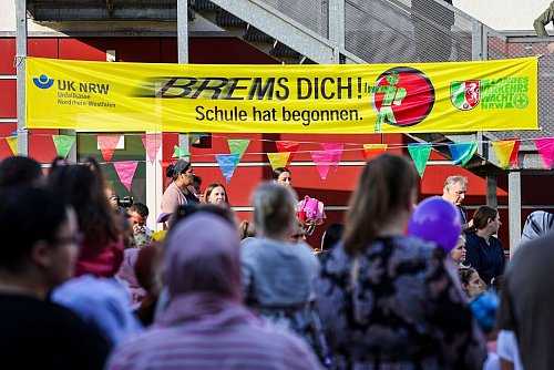 Eltern sollten den Schulweg vor der Einschulung mit ihren Kindern üben. (Archivbild) - © Christoph Reichwein/dpa