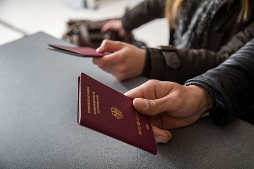 Ab Mai 2025 sind für Ausweisdokumente nur noch digitale Passbilder erlaubt: Diese müssen entweder von einem Studio direkt an die Behörden übermittelt oder vor Ort in speziellen Passbildautomaten erstellt werden. - © Christin Klose/dpa-tmn