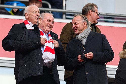 Das Wort von Uli Hoeneß (l) und Karl-Heinz Rummenigge (r) hat im Aufsichtsrat großes Gewicht. - © Matthias Balk/dpa