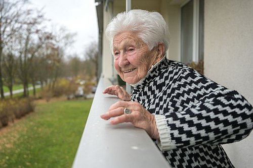 Mit Liegestützen am Balkongeländer hält sich Quaas fit. - © Heiko Rebsch/dpa