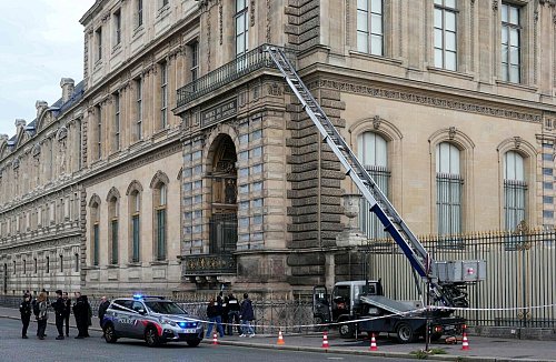 Fahnder sind im Museum auf Spurensuche. - © Dimitar Dilkoff/AFP/dpa