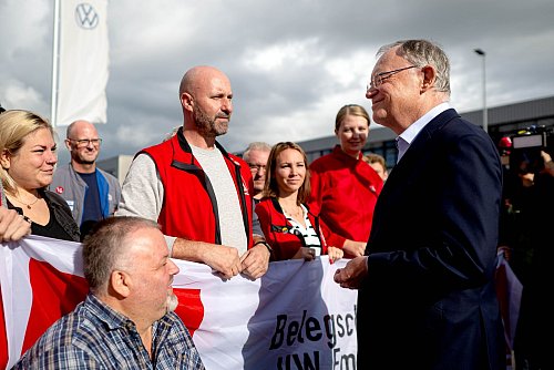 Niedersachsens Ministerpräsident Stephan Weil sprach mit Vertretern des Betriebsrats im Emder VW-Werk. - © Sina Schuldt/dpa