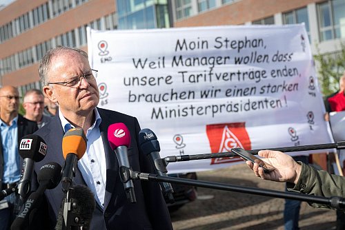 Niedersachsens Ministerpräsident Stephan Weil dringt nach einem Besuch des VW-Werkes in Emden auf Gespräche zwischen Management und Arbeitnehmervertretern, um Lösungen für die Krise bei dem Autobauer zu finden. - © Sina Schuldt/dpa