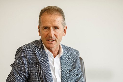 Ex-VW-Chef Herbert Diess unterstützt den strikten Sparkurs seines Nachfolgers Oliver Blume. (Archivbild) - © Carsten Koall/dpa