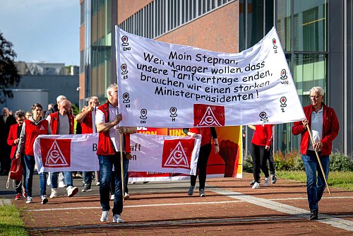 Der Betriebsrat im Emder VW-Werk setzt im Streit um die Sparpläne auf die Unterstützung des niedersächsischen Regierungschefs. - © Sina Schuldt/dpa