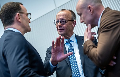 Bringen diese Drei - Unions-Fraktionschef Jens Spahn, Kanzler Friedrich Merz (beide CDU) und CSU-Landesgruppenchef Alexander Hoffmann, das Rentenpaket am Freitag über die Bühne? - © Michael Kappeler/dpa