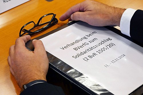 Seit Jahrzehnten wird über den Solidaritätszuschlag gestritten. - © Uli Deck/dpa