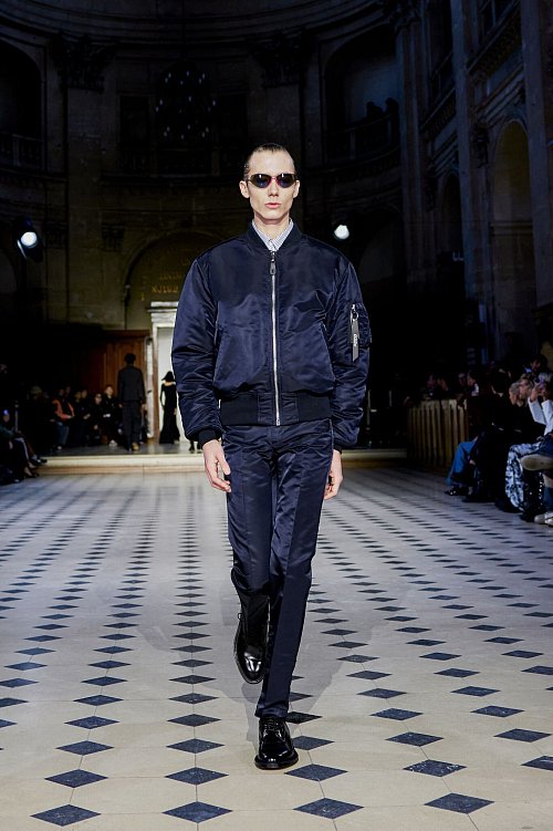 Die Farbe Dunkelblau lässt sich vielseitig kombinieren, etwa Ton in Ton wie hier bei 032c Ready-To-Wear (Bomberjacke ca. 750 Euro). - © 032c Ready-To-Wear/dpa-tmn