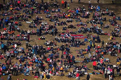 Der 50-Kilometer-Lauf wurde zu einem Skifestival mit zehntausenden Fans. - © Matthias Schrader/AP/dpa