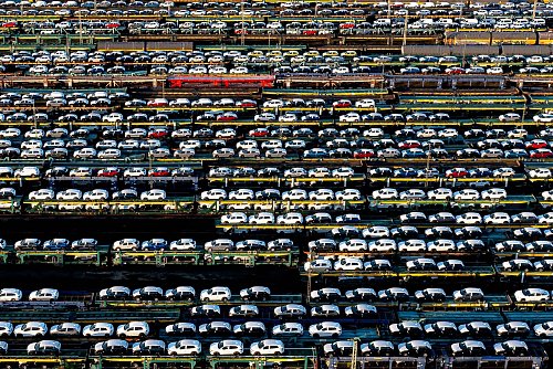 Die deutsche Wirtschaft steckt in der Krise, wichtige Industriebranchen wie der Autobau schwächeln (Archivbild) - © Sina Schuldt/dpa