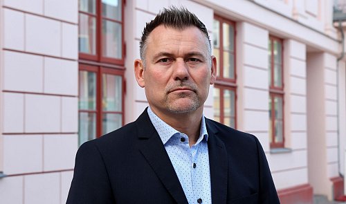 Güstrows Bürgermeister, Sascha Zimmermann (FDP), zeigt sich betroffen vom Vermisstenfall des achtjährigen Fabian. - © Bernd Wüstneck/dpa