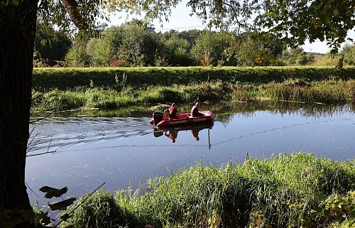 Auch die Feuerwehr half am Montag bei der Suche nach dem achtjährigen Fabian vom Wasser aus. - © Bernd Wüstneck/dpa