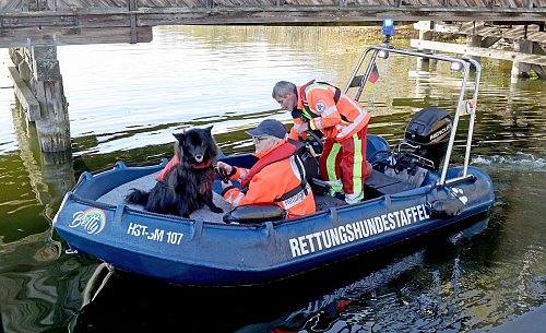 Am Montag wurde auch vom Wasser aus nach dem vermissten Fabian gesucht. - © Bernd Wüstneck/dpa