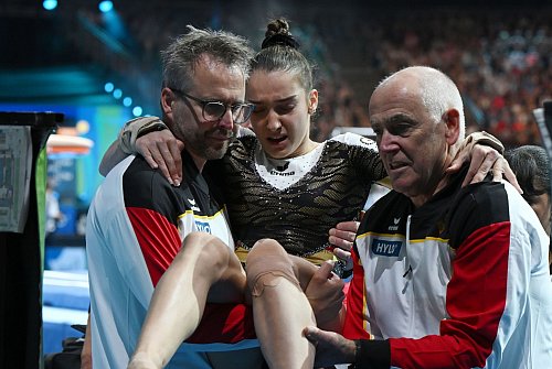 Helen Kevric wird aus der Halle getragen. - © Marijan Murat/dpa
