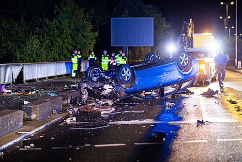 Der betrunkene Autofahrer hat mit seinem Wagen einen Betonpoller gerammt und diesen mit Wucht von einer Brücke auf eine darunter verlaufende Bahnstrecke geschleudert. - © Moritz Frankenberg/dpa