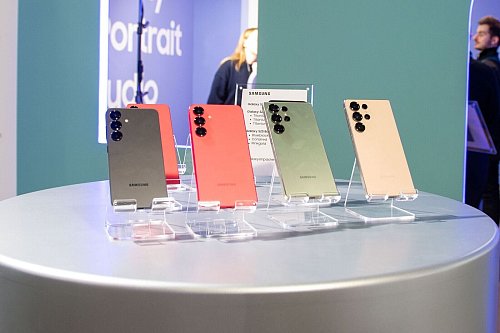 Drei bis fünf Kameras sind an Bord: Links das S25, rechts daneben das S25+, die beiden rechten Plätze nimmt jeweils ein Galaxy S25 Ultra ein. - © Andrej Sokolow/dpa-tmn/dpa