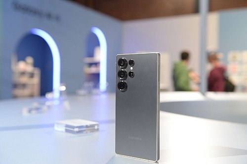 Die Kamera des Galaxy S25 kommt mit einem «Spatio-Temporal-Filter». Er soll Bildrauschen reduzieren und die Bildqualität bei schlechten Lichtverhältnissen erheblich verbessern. - © Andrej Sokolow/dpa-tmn/dpa