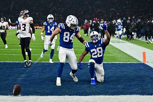 Taylor (r.) zeigte eine überragende Leistung. - © Sebastian Christoph Gollnow/dpa