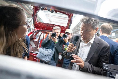 Habeck will den E-Auto-Markt ankurbeln - © Sina Schuldt/dpa