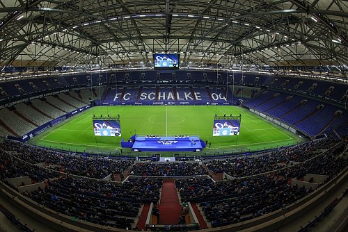 Hitzige Mitgliederversammlung: Die Schalke-Führung musste sich einiges anhören. - © Tim Rehbein/dpa