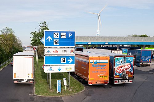 Zehntausende Stellplätze fehlen an den deutschen Autobahnen Verbänden zufolge. (Archivbild) - © Sebastian Kahnert/dpa
