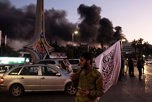 In Syrien mischt sich feierliche Stimmung mit Sorge vor neuer Gewalt im Land. - © Ugur Yildirim/DIA Photo/AP/dpa