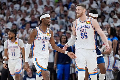 Der Star ist klar Shai Gilgeous-Alexander (links) - Hartensteins Rolle im Team wird aber von niemandem unterschätzt. - © Abbie Parr/AP/dpa